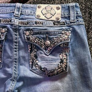 Ladies Miss Me Signature Mid-Rise Cuffed Capri